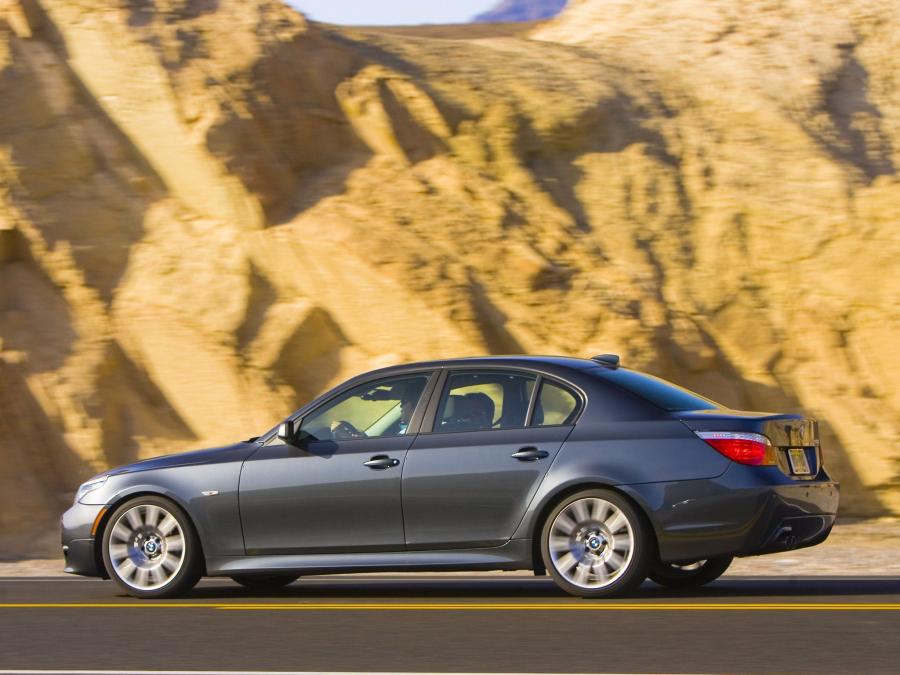  BMW 550i Sedan 2005 года  (US) (фото 2 из 6)